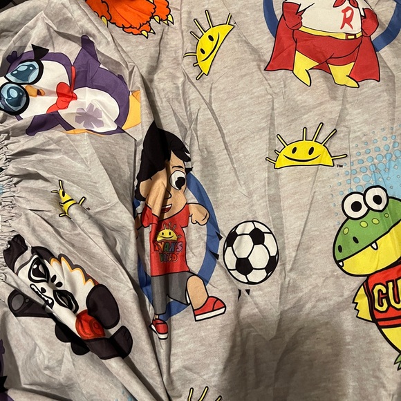 RYAN’S WORLD twin fitted sheet and pillow case - Picture 2 of 6